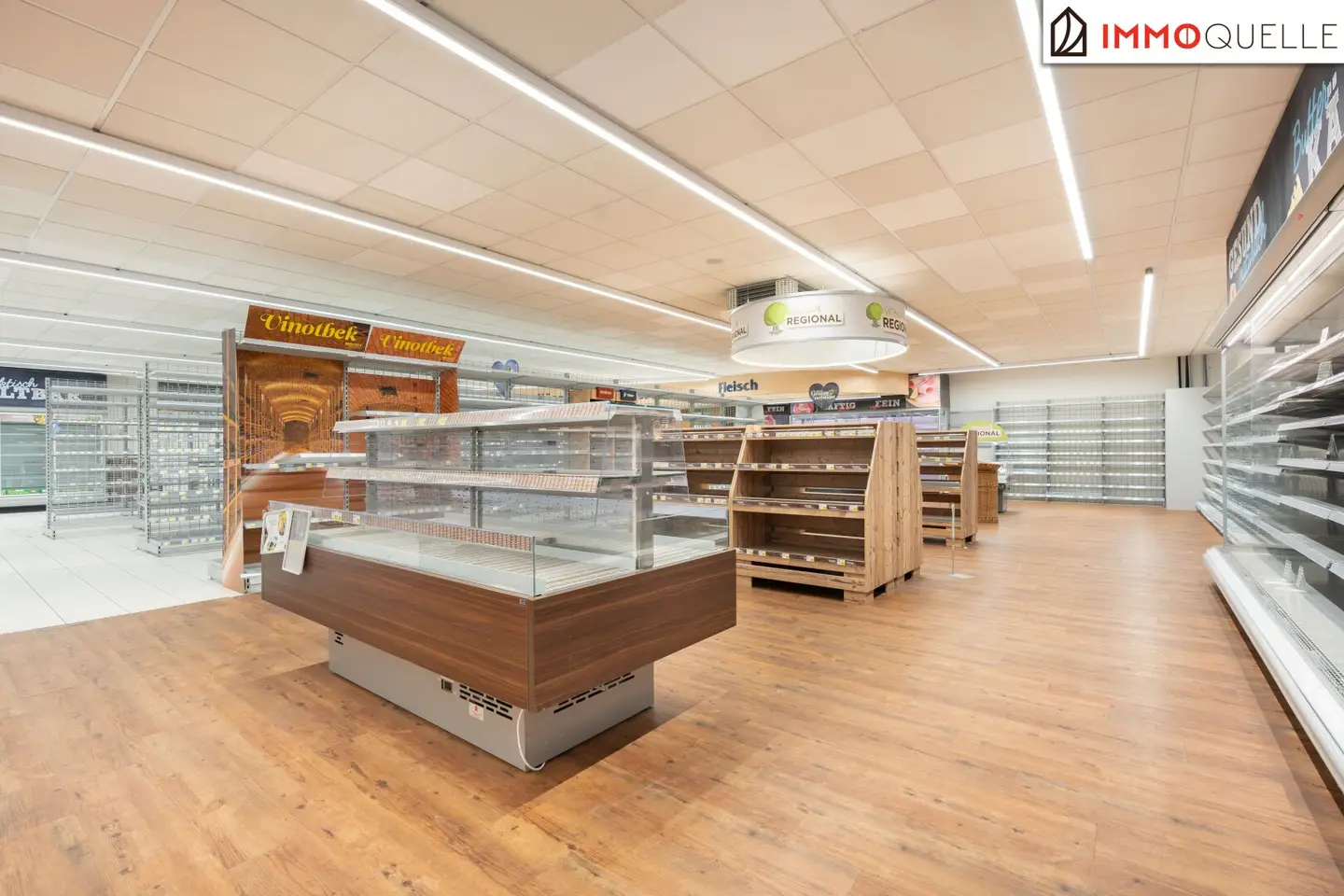 Etablierter Handelsstandort mit bestehender Kundenfrequenz - Bestandsfreie Geschäftsfläche in Krems mit ca. 1.013 m², großzügigem Grundstück, eigenen Parkplätzen, bestehender Handelswidmung, PV-Anlage und Elektrotankstellen