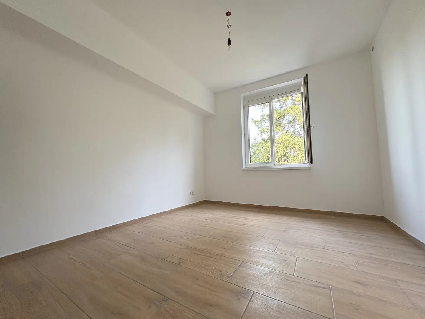 Freshly renovated 2-room apartment in a quiet location