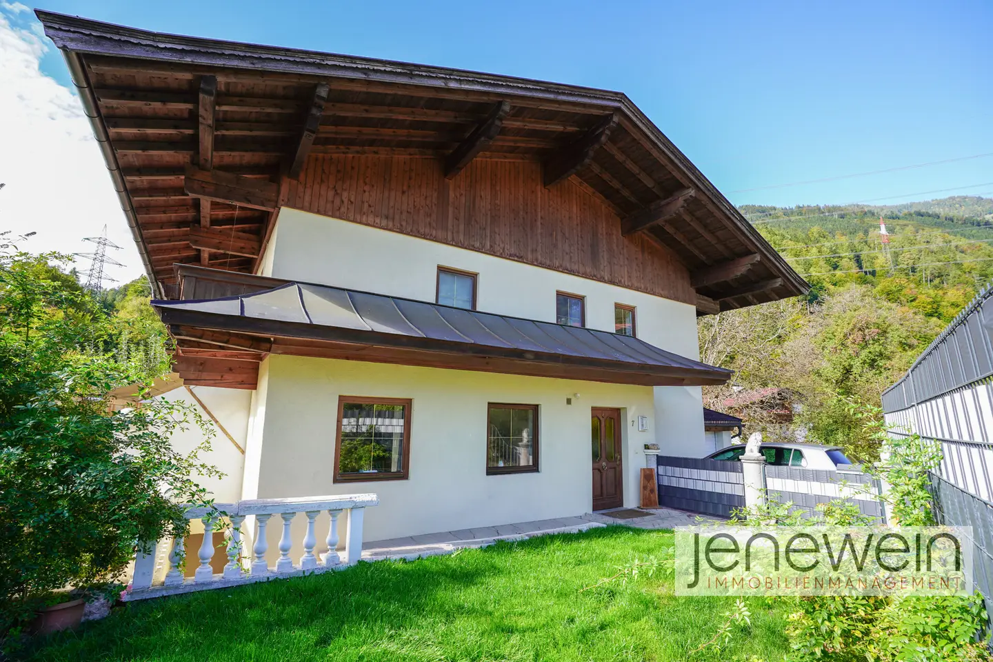 Sonnige Familienwohnung mit privatem Garten und Garage