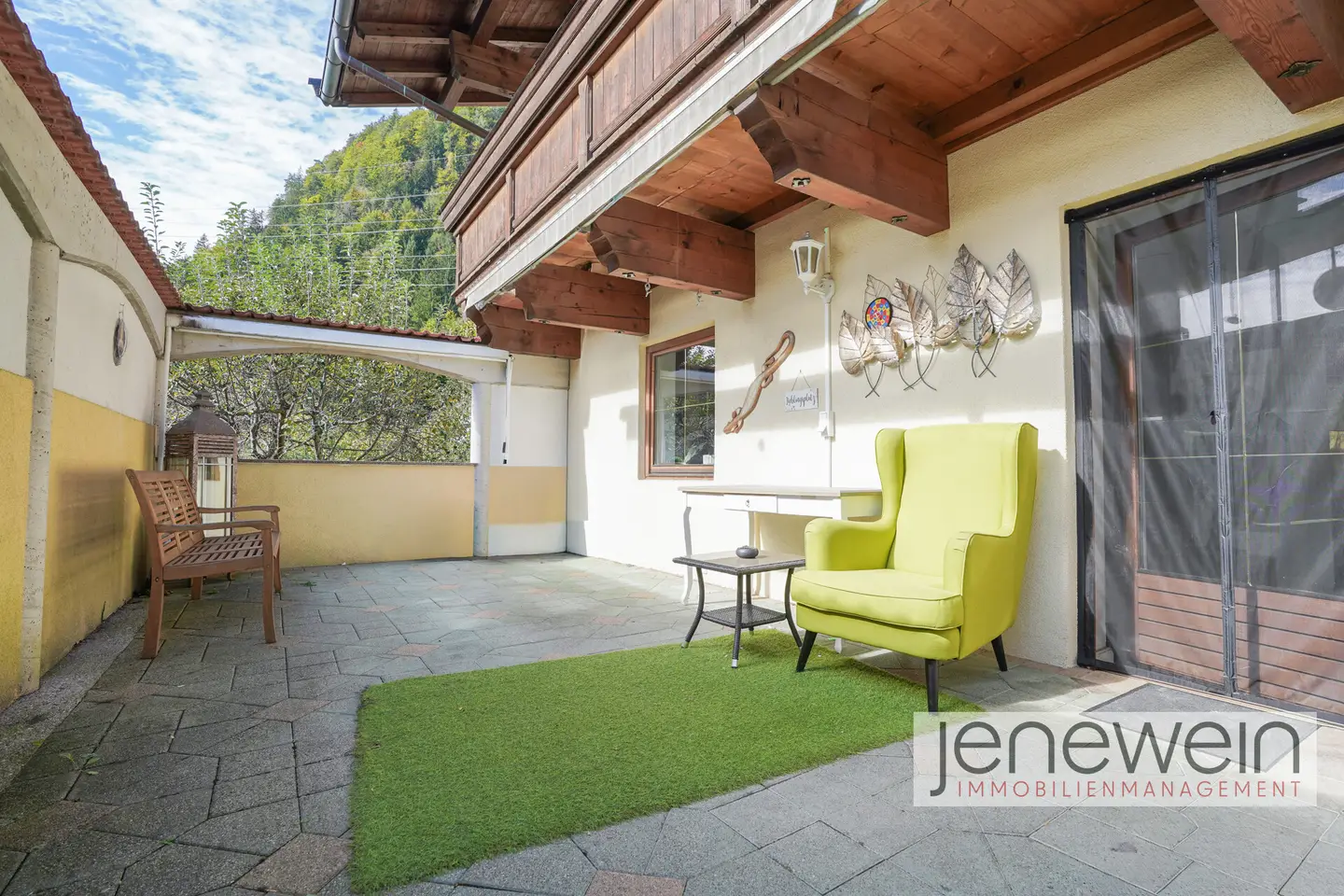 Sonnige Familienwohnung mit privatem Garten und Garage