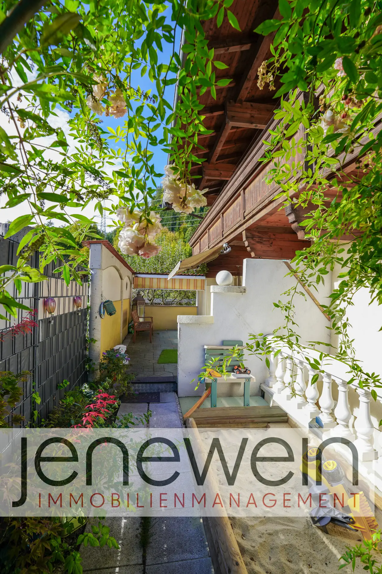 Sonnige Familienwohnung mit privatem Garten und Garage