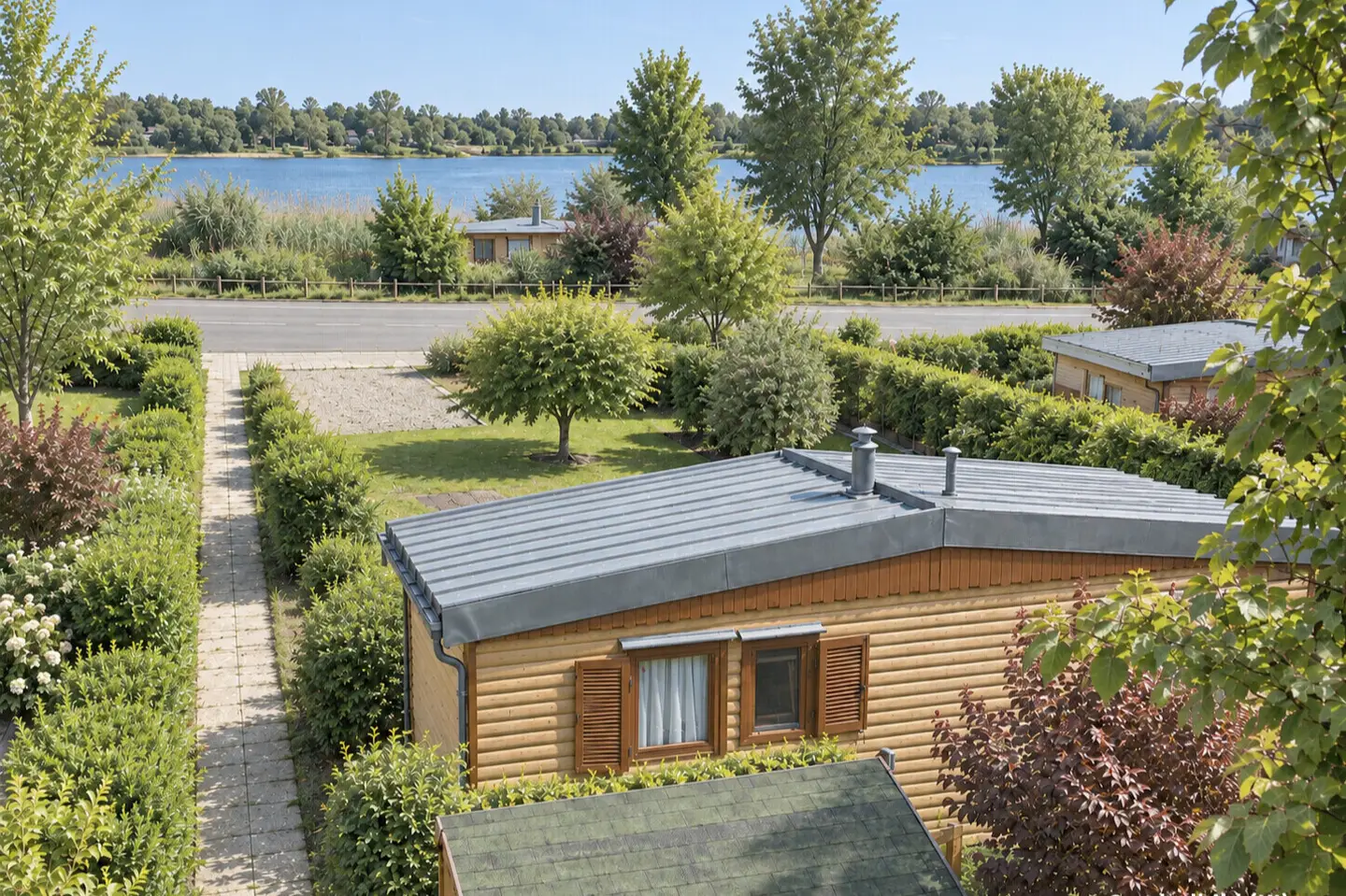 Lake access and mobile home holiday apartment with parking