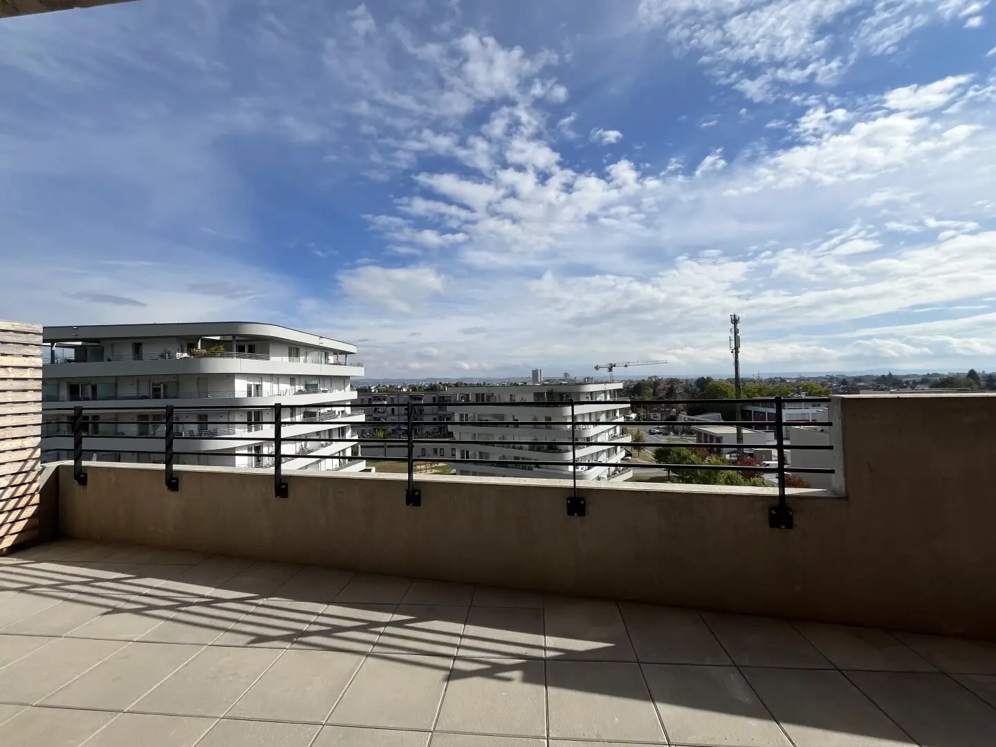 Wunderschöne 4-Zimmer-Wohnung mit rund 33 m² großer Dachterrasse und 1 KFZ-Tiefgaragen-Abstellplatz