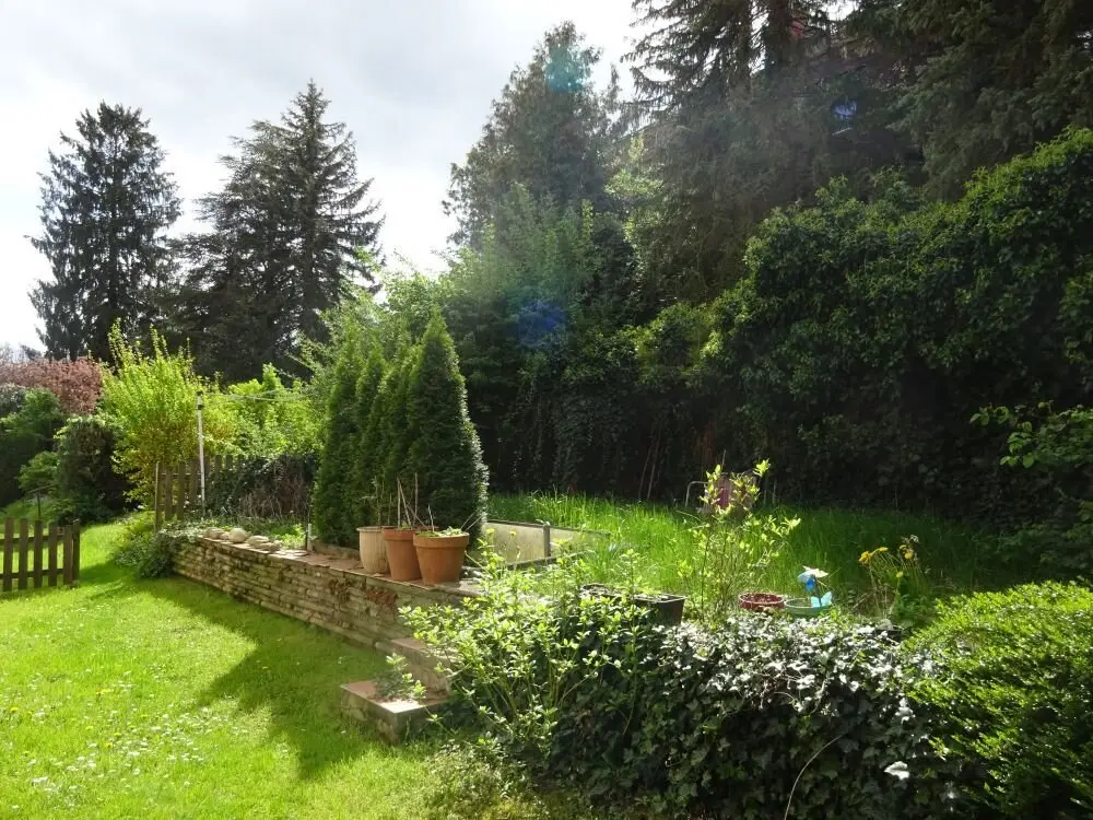 Wunderschöne, helle 3-Zimmer-Wohnung mit 75 m² großen Eigengarten in Grünruhelage – Erstbezug nach Sanierung