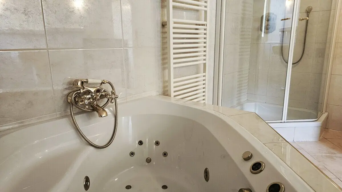Badewanne und Dusche