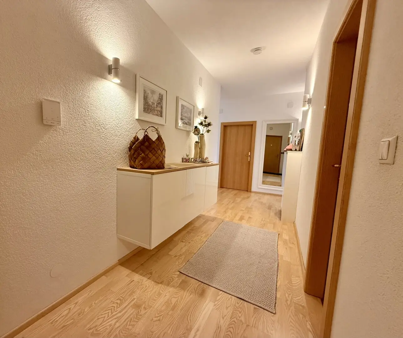 Viel Platz für die Familie – umfassend sanierte Wohnung mit zwei Loggien!