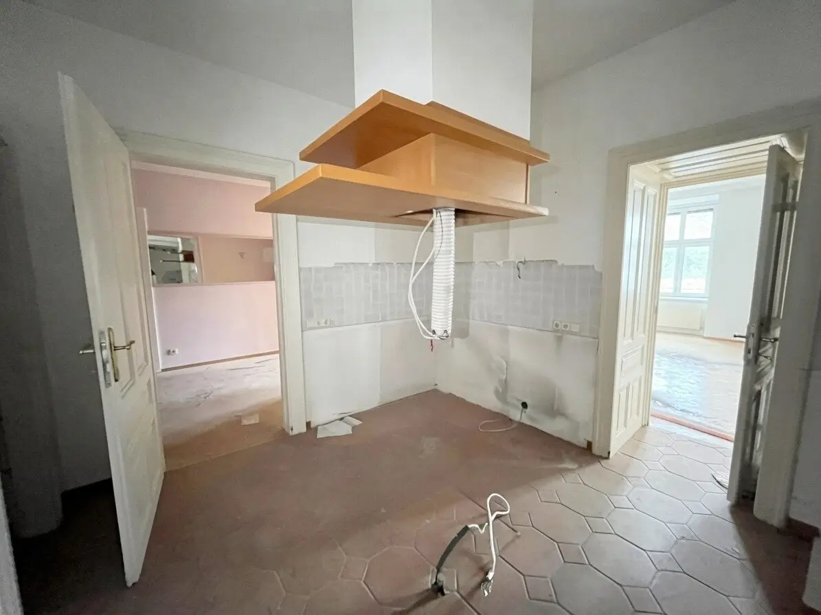 Herrschaftlich wohnen im Servitenviertel! Sanierungsbedürftige 142m² Altbauwohnung mit Terrasse!