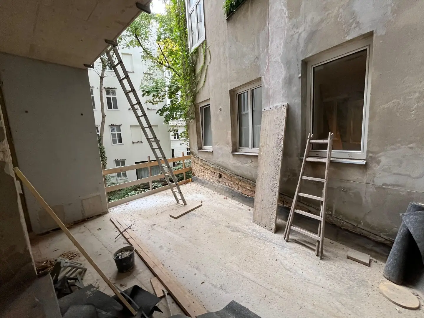 Herrschaftlich wohnen im Servitenviertel! Sanierungsbedürftige 142m² Altbauwohnung mit Terrasse!