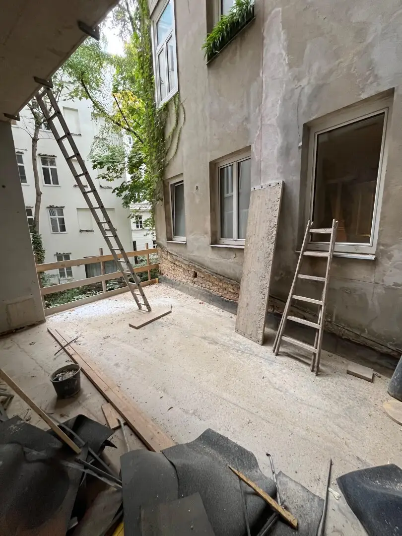 Herrschaftlich wohnen im Servitenviertel! Sanierungsbedürftige 142m² Altbauwohnung mit Terrasse!