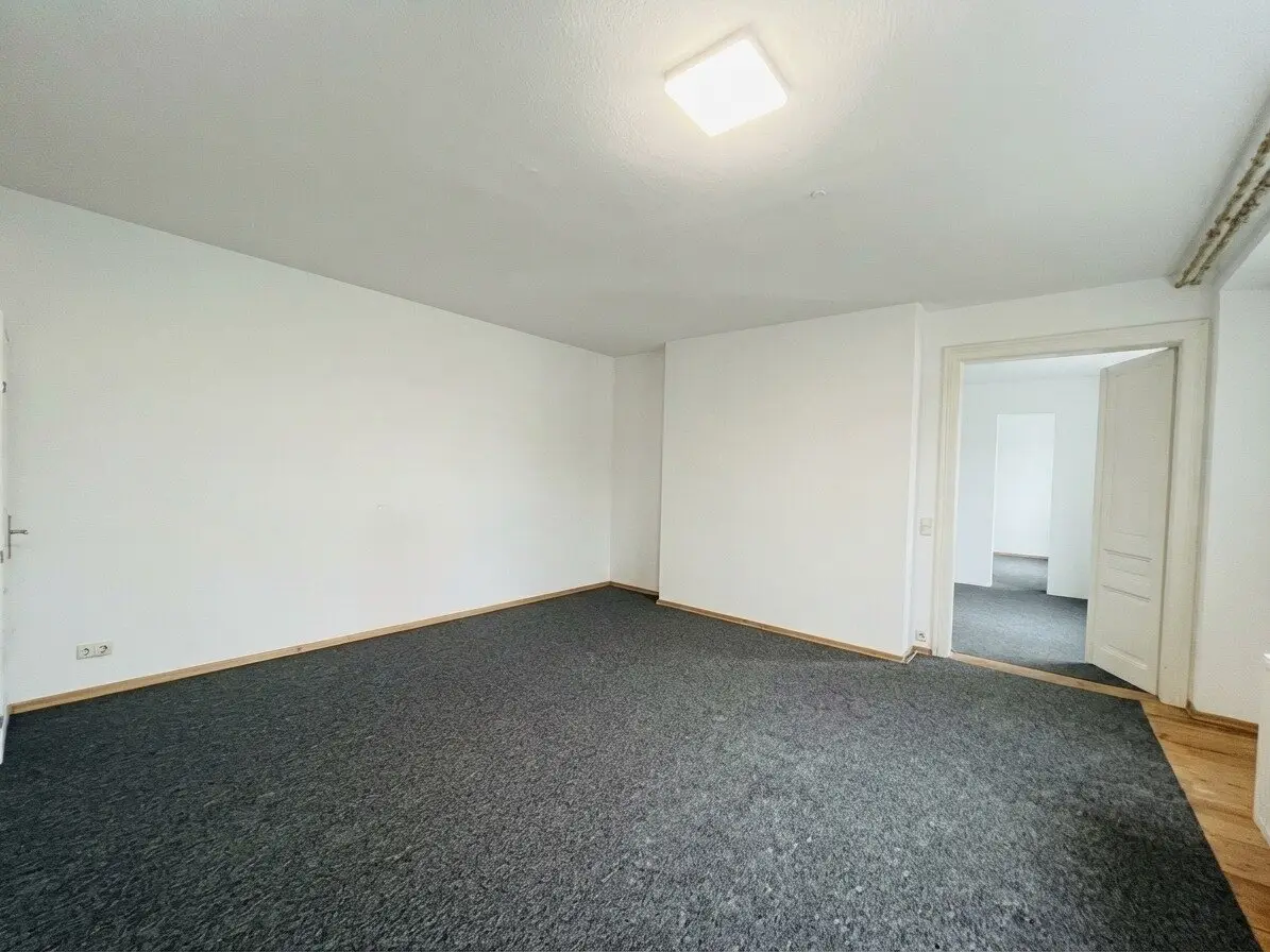 Historic Charm, Timeless Elegance! 3-Room Period Apartment in Need of Renovation in the Servitenviertel with Balcony