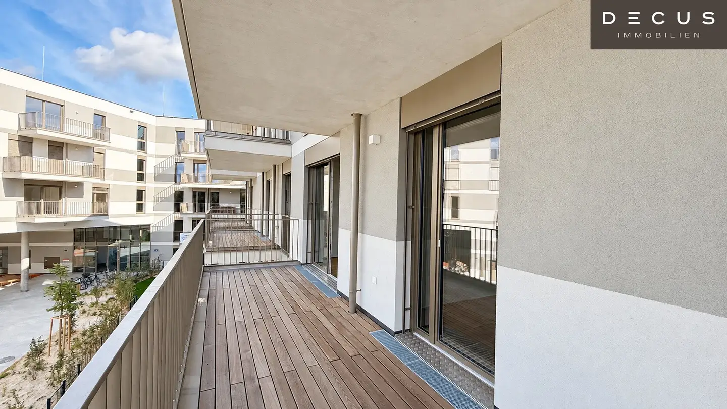 FIRST OCCUPANCY 3 ROOM AVAILABLE IMMEDIATELY OUTDOOR AREA