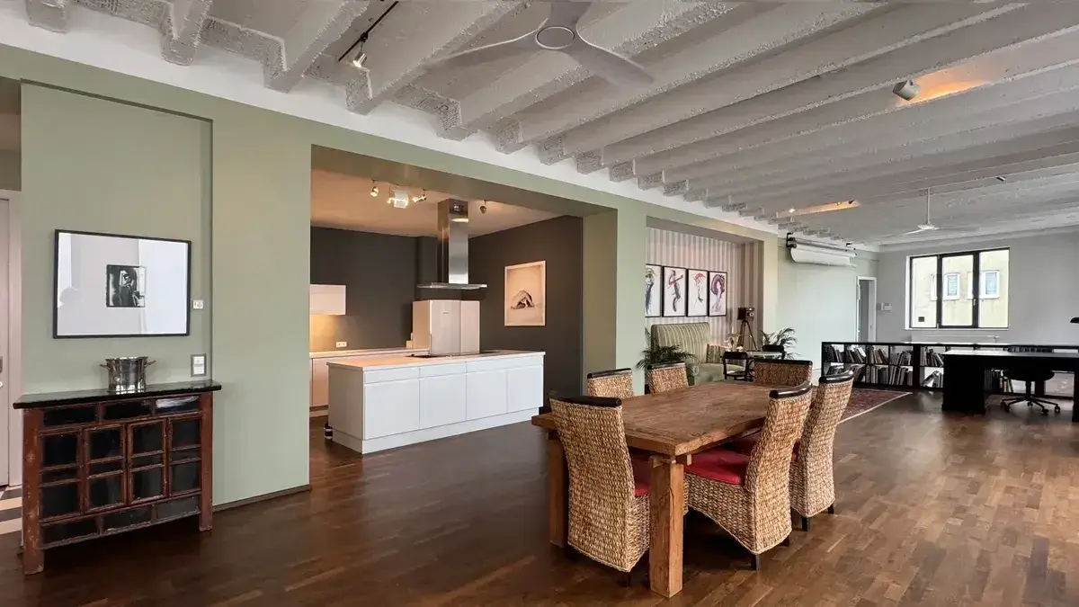 Sunny 185m² Loft in Industrial Building (with Garage Option)