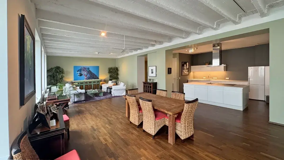 Sunny 185m² Loft in Industrial Building (with Garage Option)