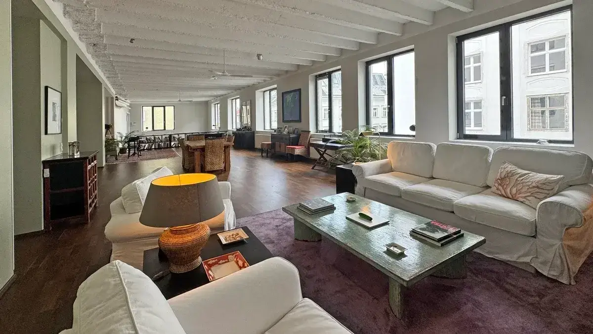 Sunny 185m² Loft in Industrial Building (with Garage Option)