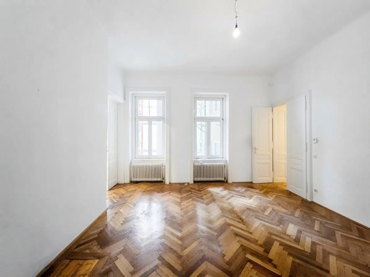 Magnificent old building charm Sanitation required 3-room period apartment in the Servitenviertel with balcony