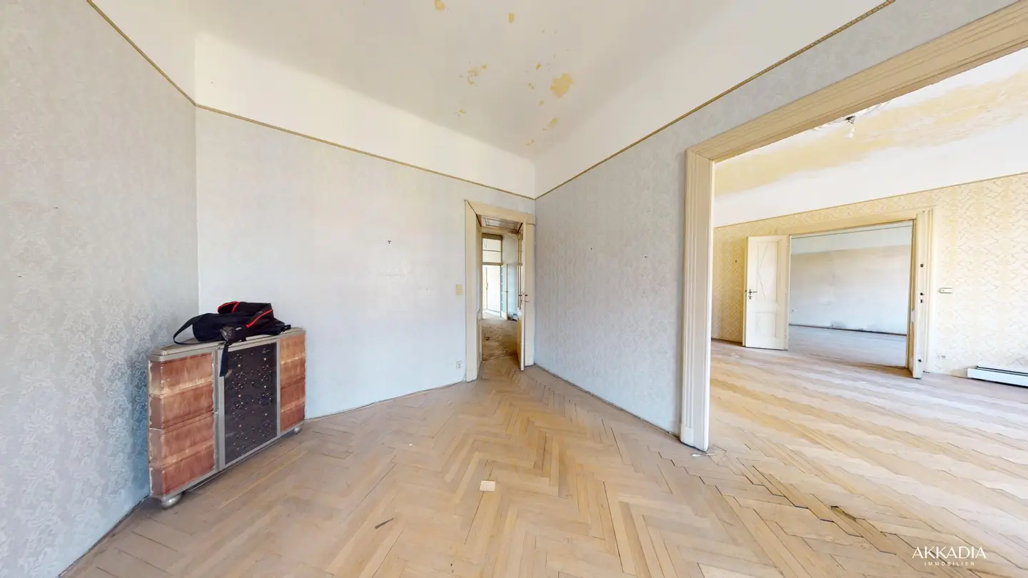 Sanierungsbedürftige Altbauwohnung mit großzügigen 231 m²