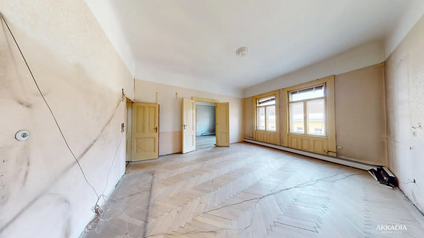 Sanierungsbedürftige Altbauwohnung mit großzügigen 231 m²