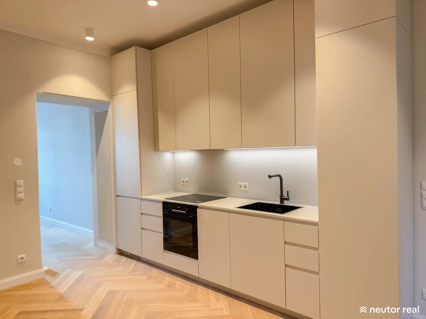 Erstbezug nach Generalsanierung - Elegante barrierefrei 2-Zimmer-Altbauwohnung mit Loggia, hochwertiger Ausstattung und ruhiger Innenhoflage