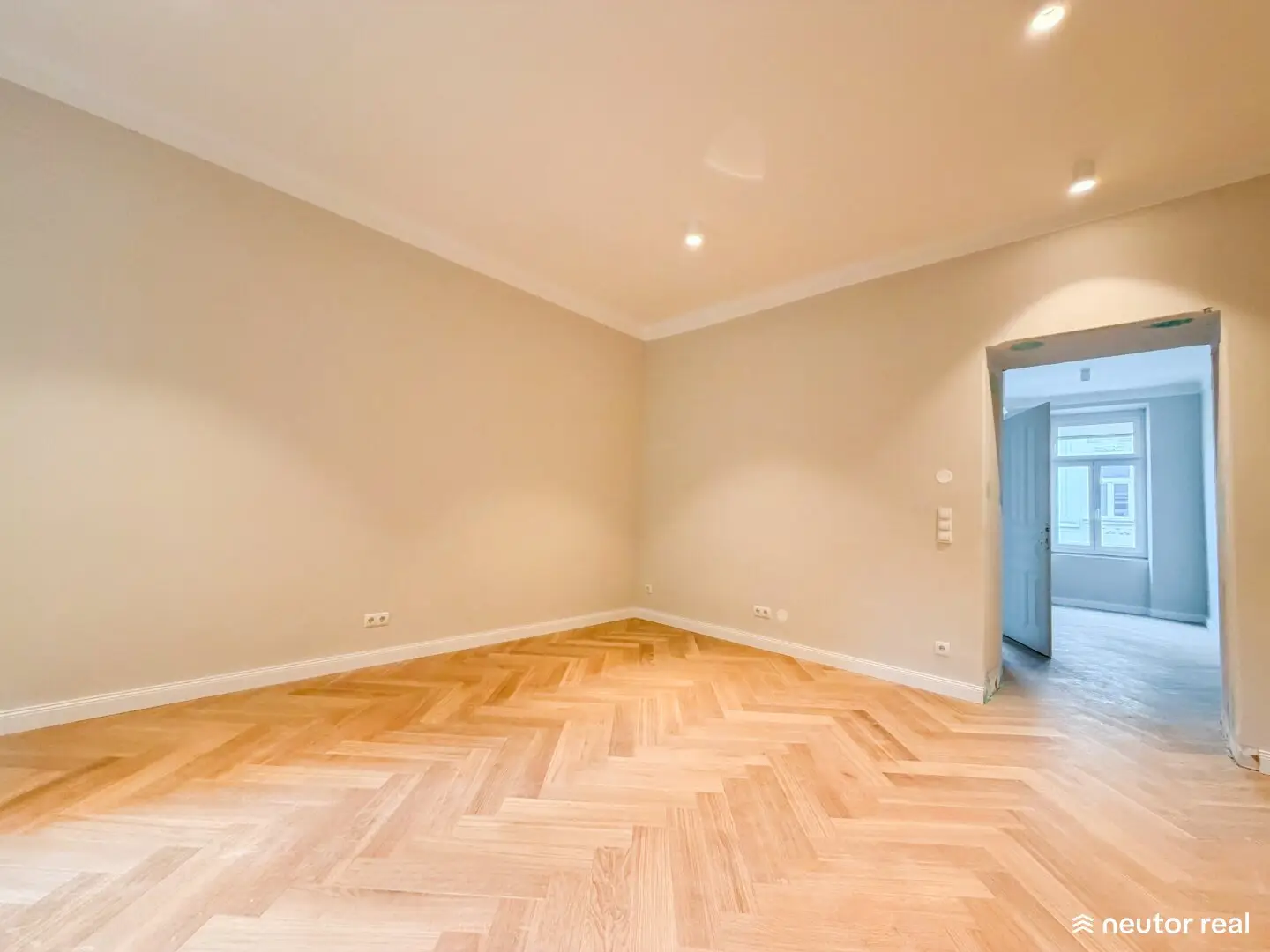 Erstbezug nach Generalsanierung - Elegante barrierefrei 2-Zimmer-Altbauwohnung mit Loggia, hochwertiger Ausstattung und ruhiger Innenhoflage