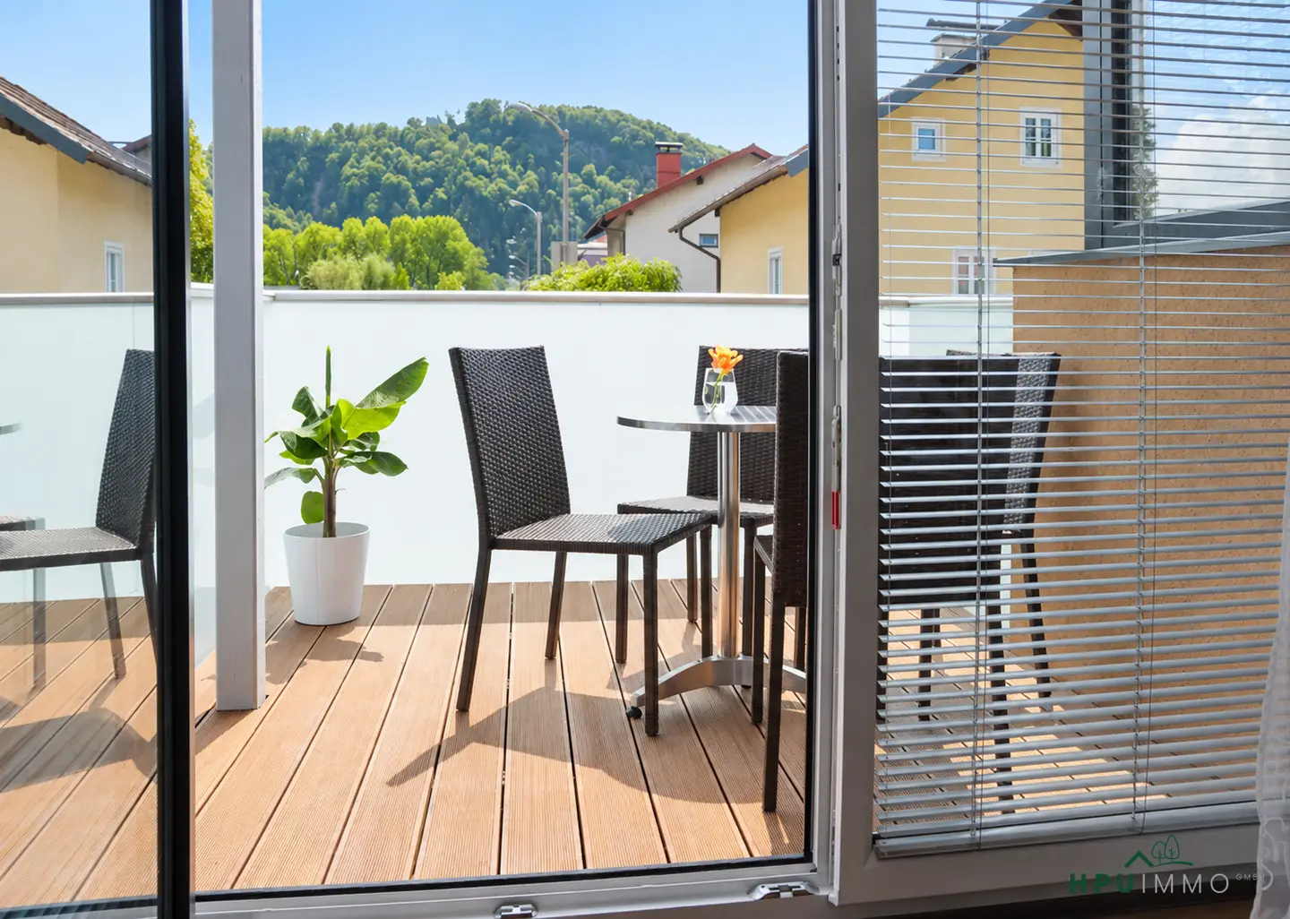 Lichtdurchflutete Wohnung mit Balkon und Bergblick