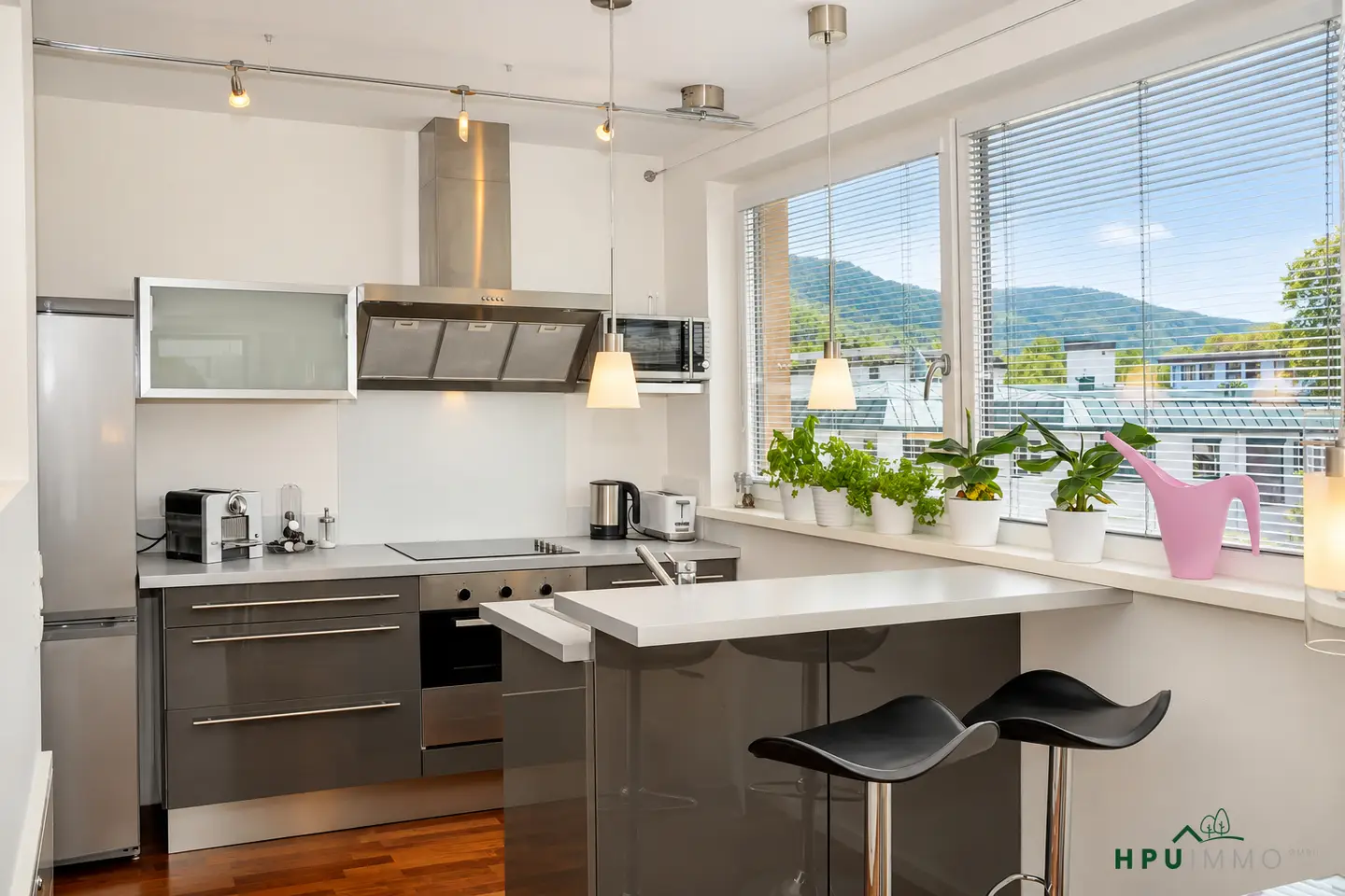 Sunny penthouse with large terrace and mountain view
