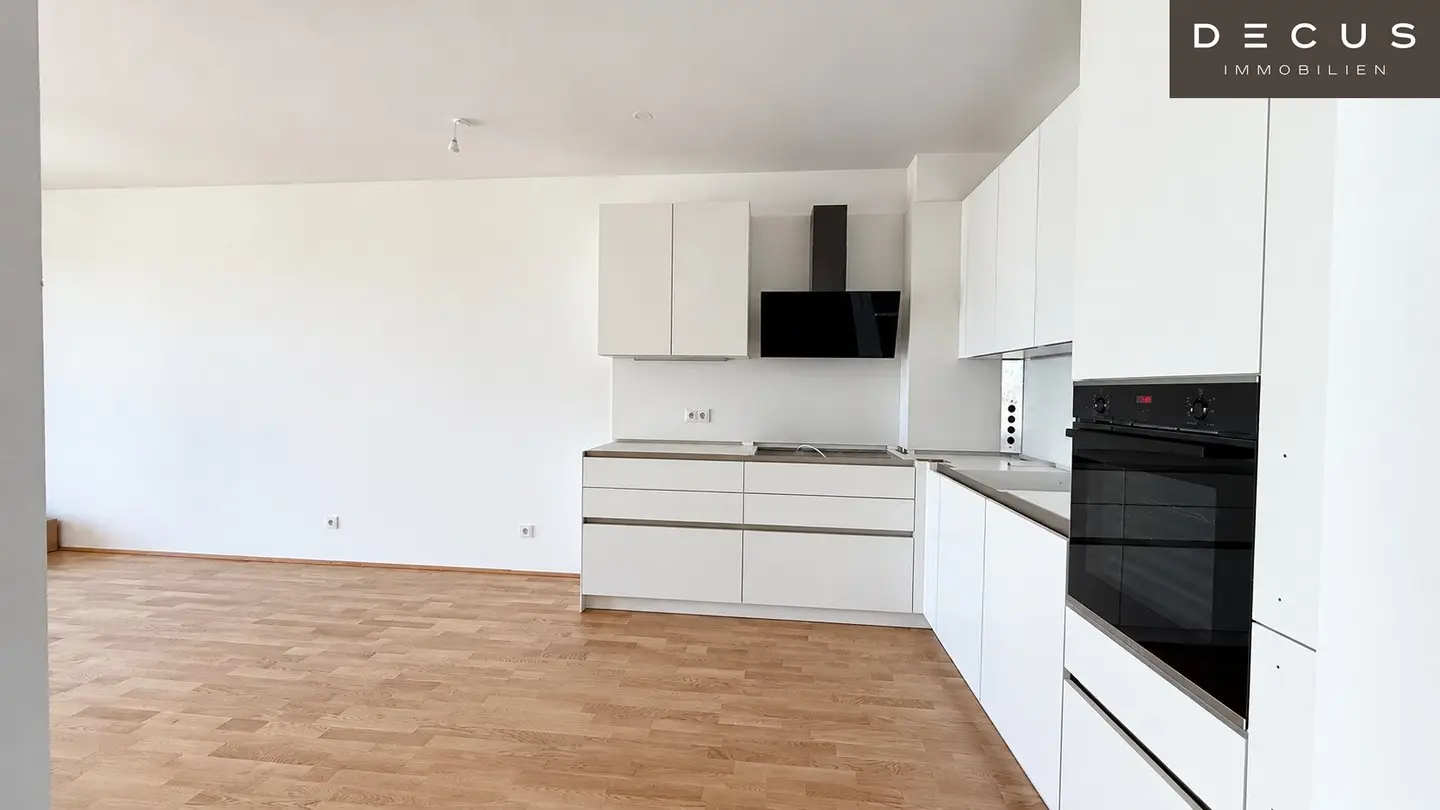 FIRST OCCUPANCY 2 ROOM AVAILABLE IMMEDIATELY OUTDOOR AREA