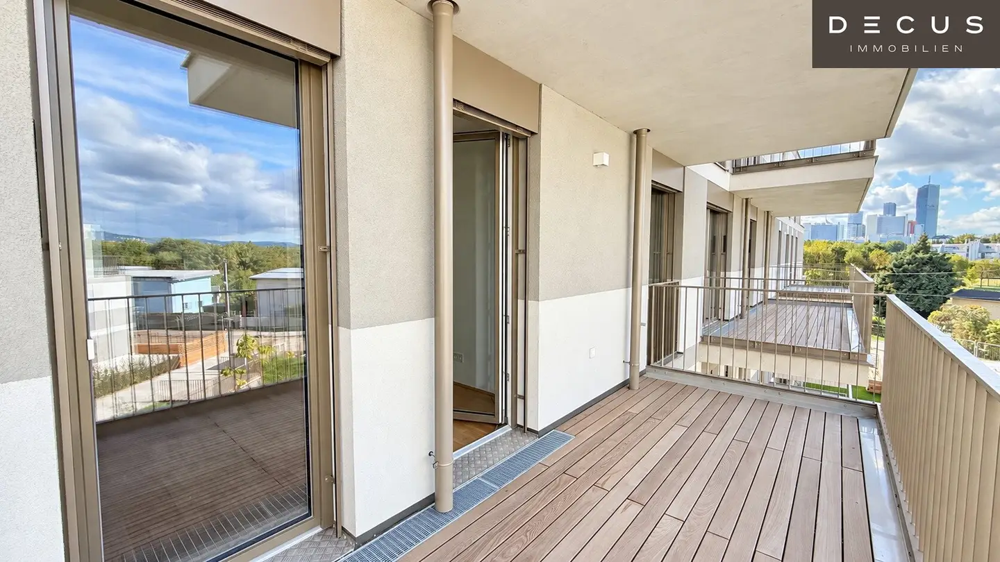 FIRST OCCUPANCY 2 ROOM AVAILABLE IMMEDIATELY OUTDOOR AREA