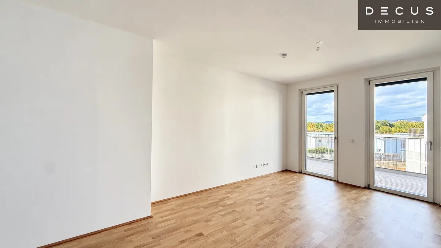 FIRST OCCUPANCY 2 ROOM AVAILABLE IMMEDIATELY OUTDOOR AREA