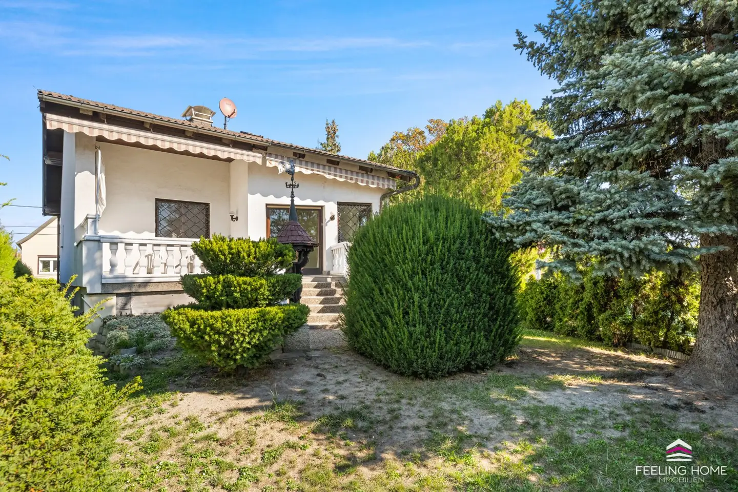 Corner plot with expansion potential: Bungalow style house, raw attic and large garage