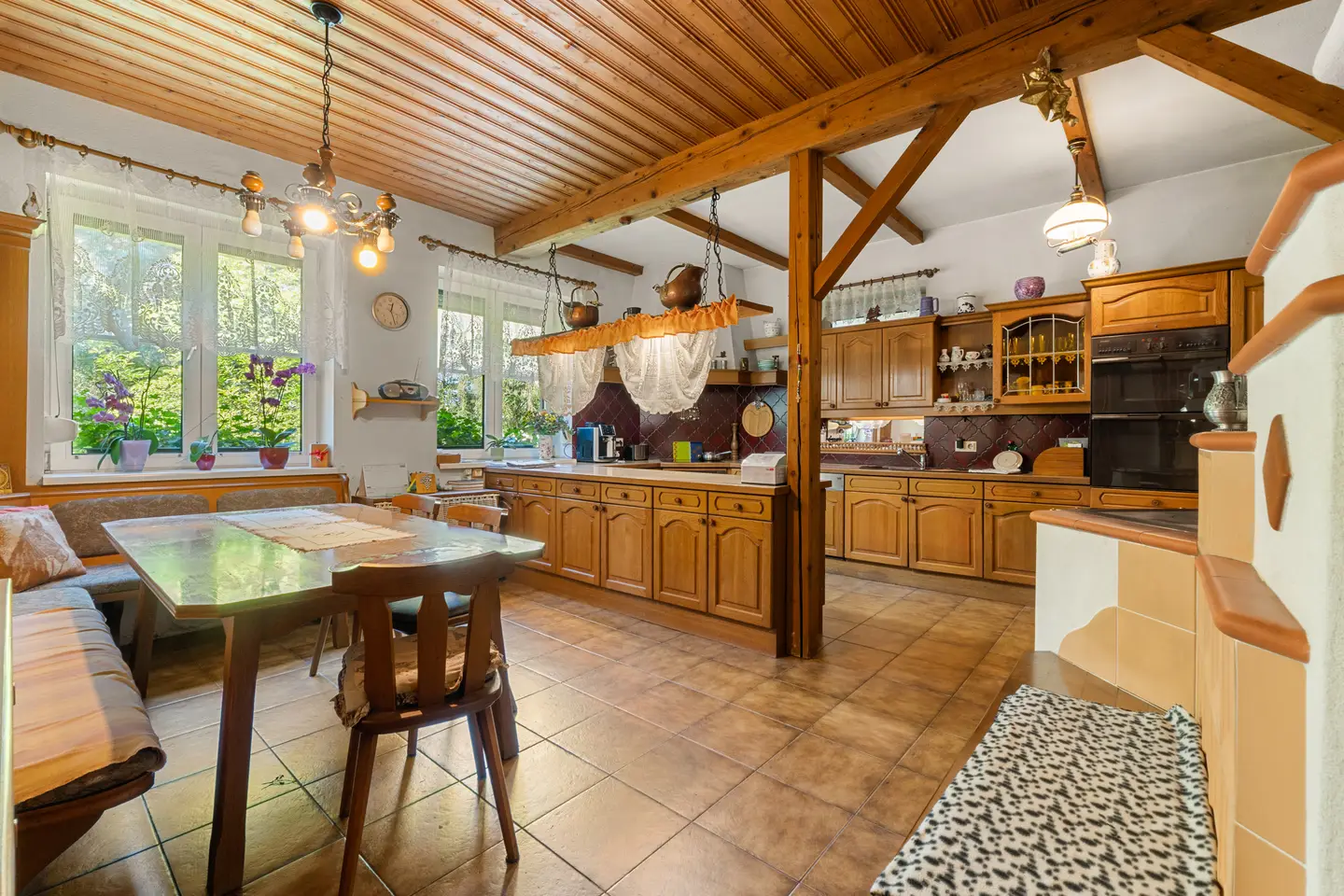 Familienwohnung in Alleinlage mit Stall und Halle