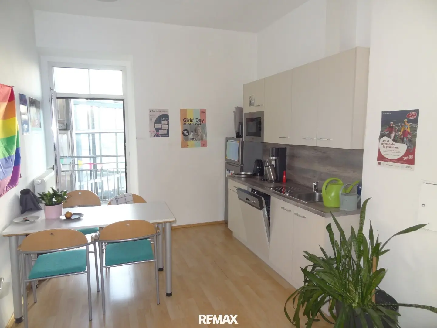 A very well maintained office space of approx. 163 m² in a central location of Innsbruck is available for new rental