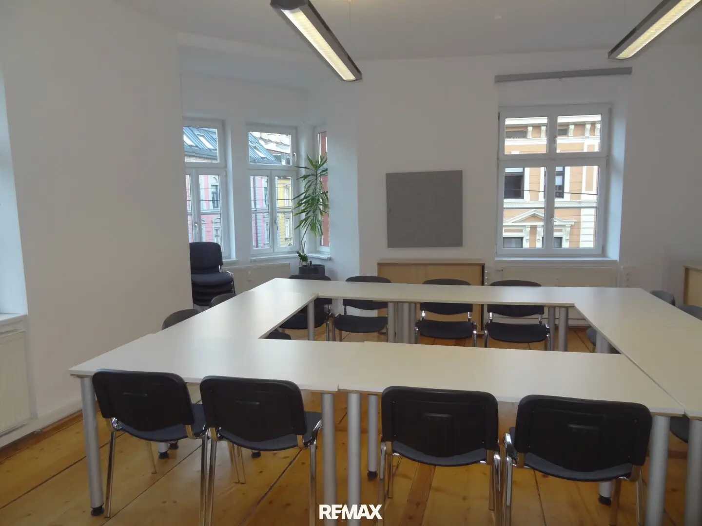 A very well maintained office space of approx. 163 m² in a central location of Innsbruck is available for new rental