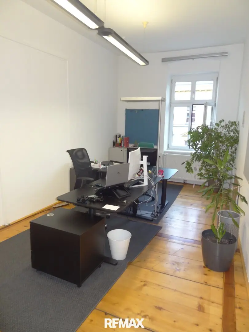 A very well maintained office space of approx. 163 m² in a central location of Innsbruck is available for new rental