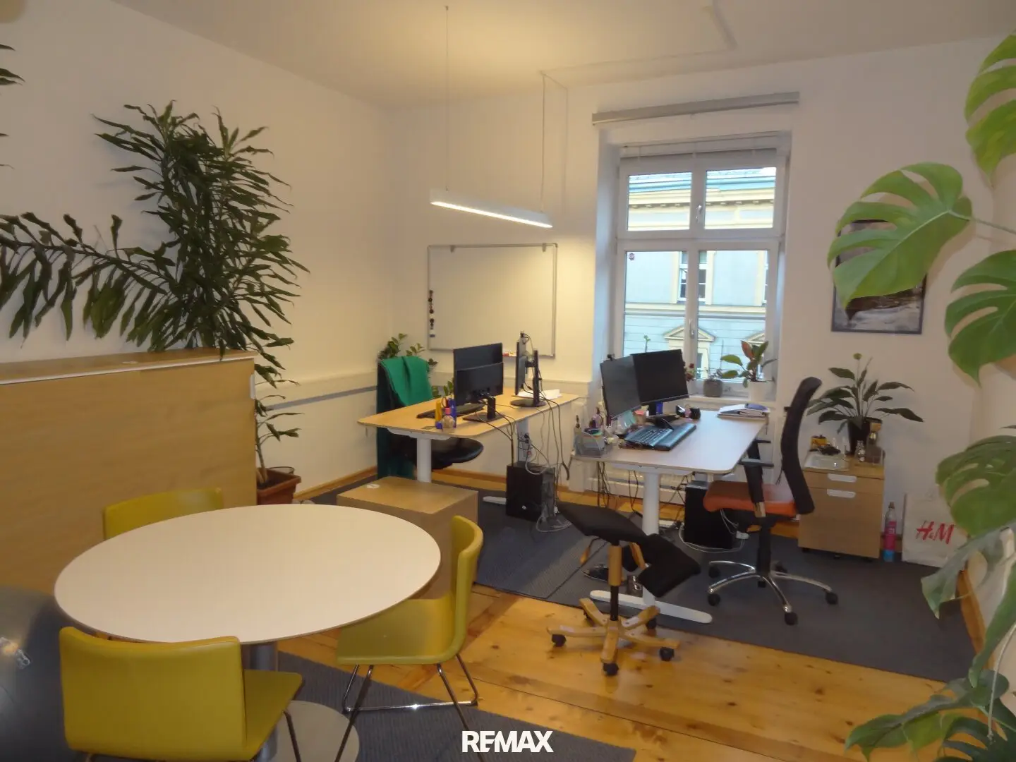 A very well maintained office space of approx. 163 m² in a central location of Innsbruck is available for new rental