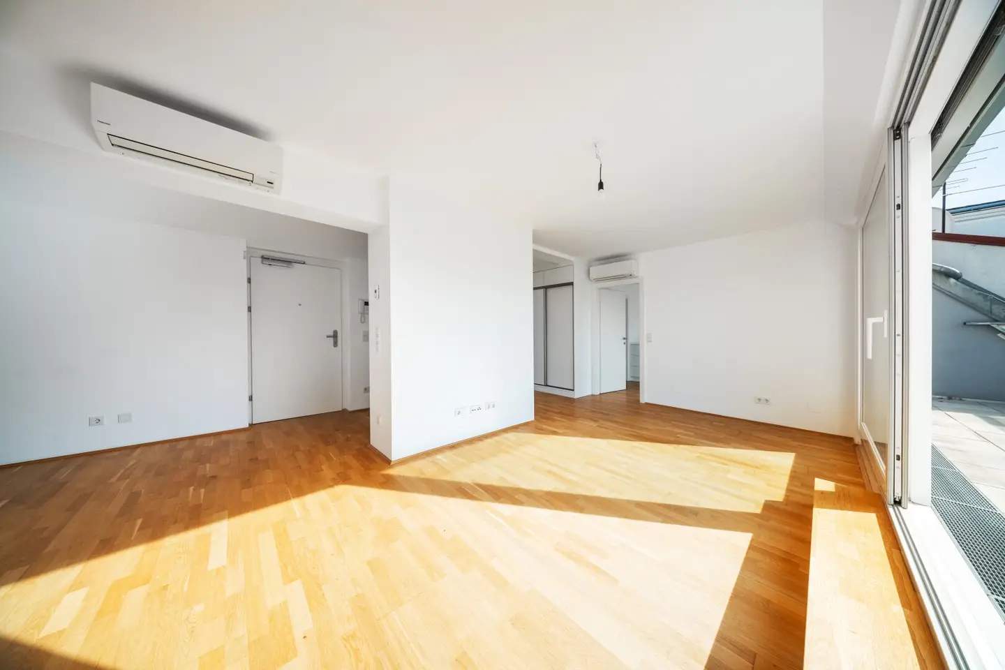 Sunny top floor dream - Air-conditioned attic apartment with 3 rooms and 2 terraces