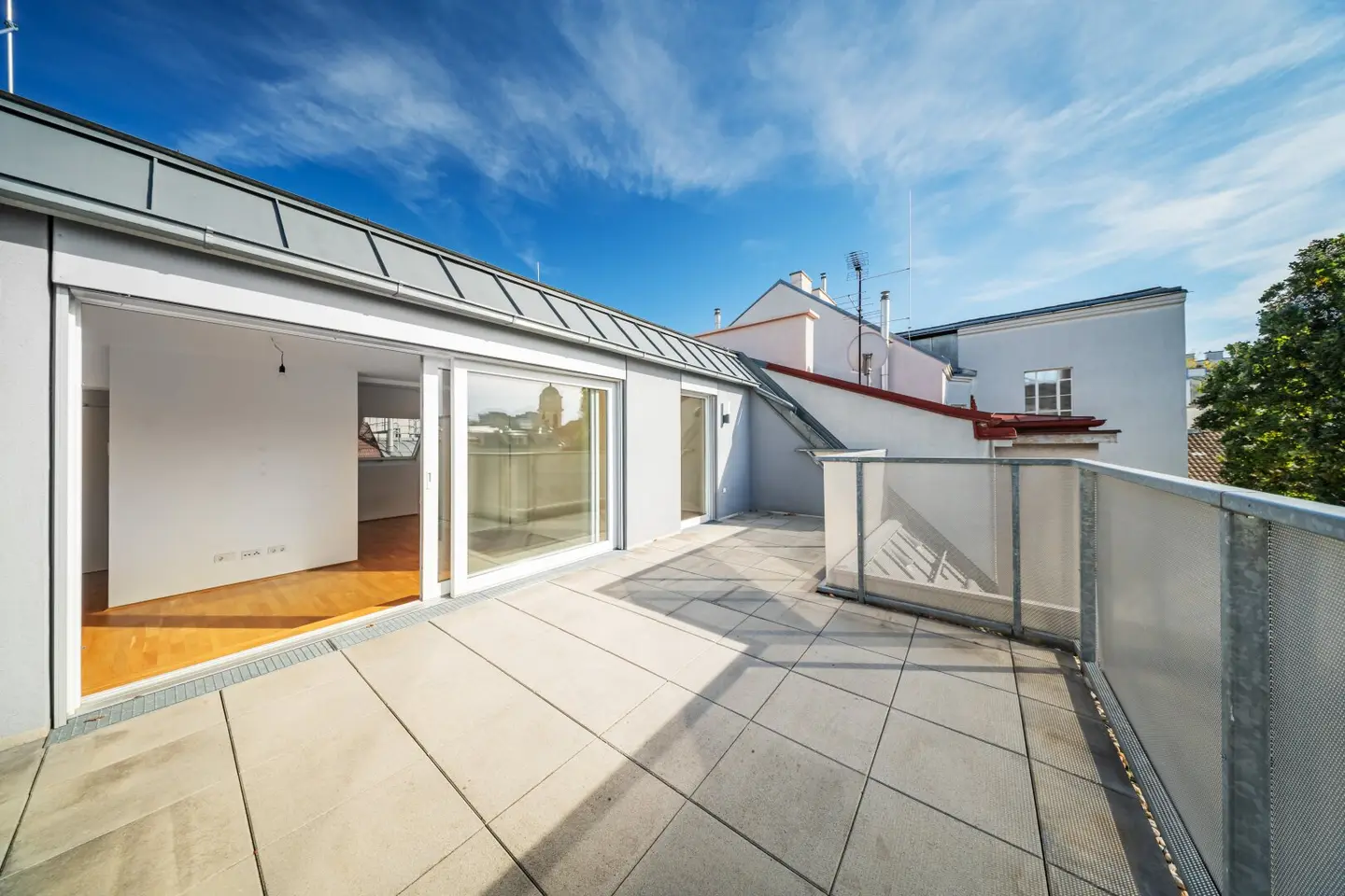 Sunny top floor dream - Air-conditioned attic apartment with 3 rooms and 2 terraces