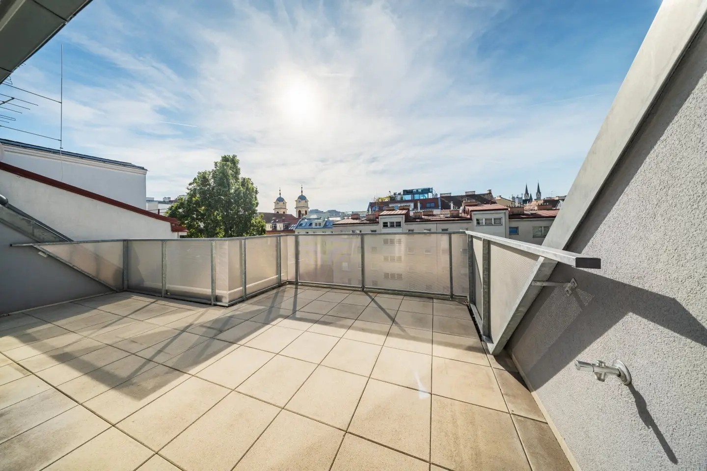 Sunny top floor dream - Air-conditioned attic apartment with 3 rooms and 2 terraces