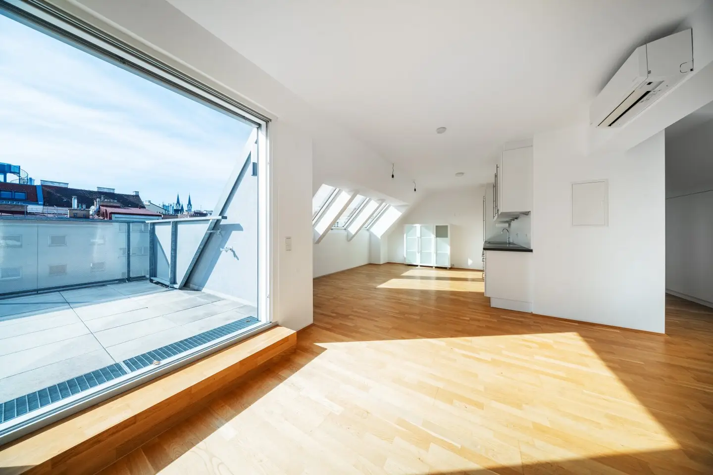 Sunny top floor dream - Air-conditioned attic apartment with 3 rooms and 2 terraces
