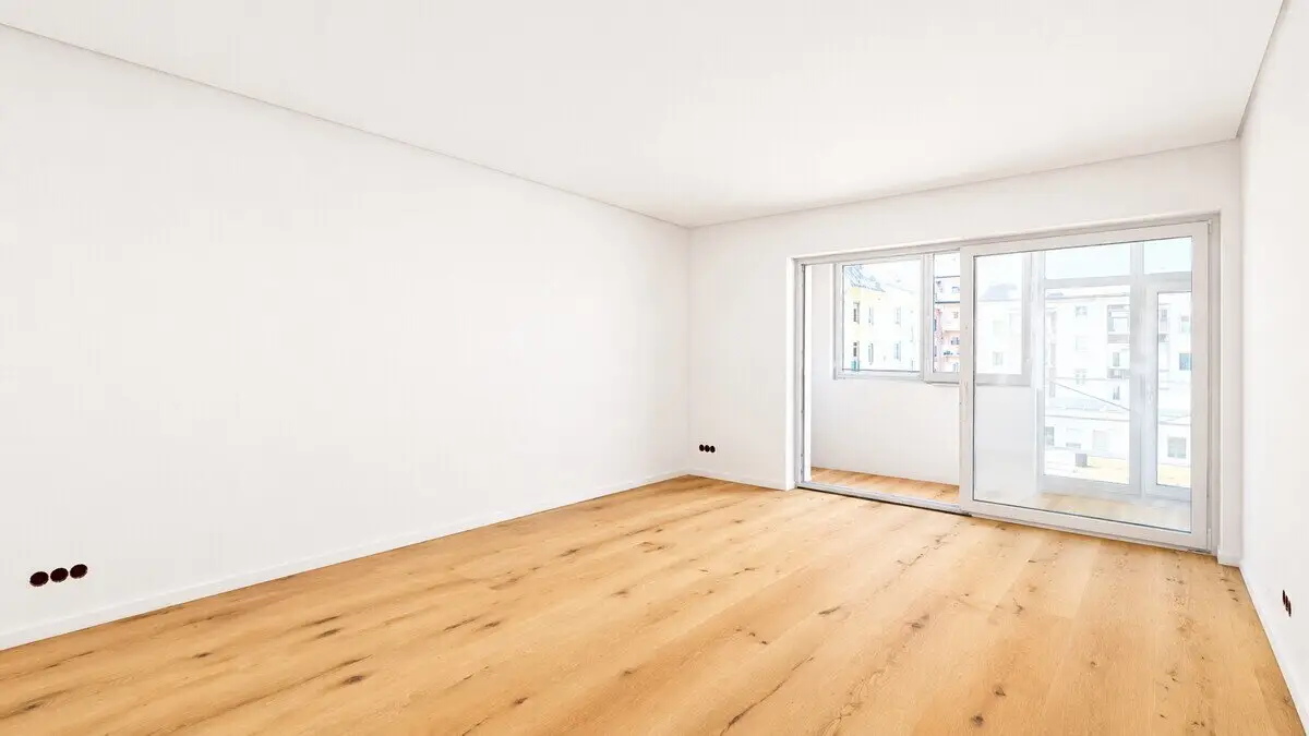 First occupancy after renovation: Bright 3-room apartment with loggia, balcony and direct lift access