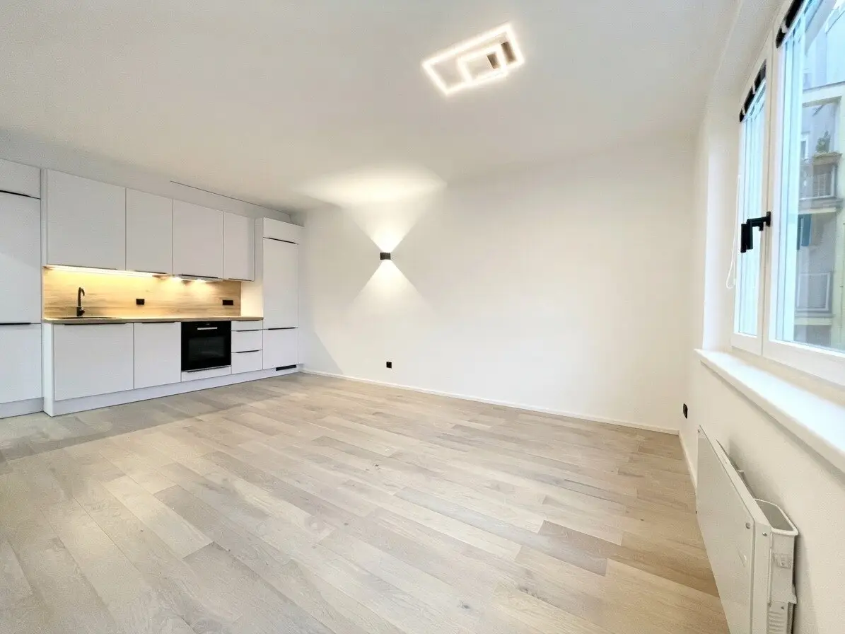 STYLISCHE WOHNUNG mit TISCHLERKÜCHE + WASCHMASCHINE - NAHE SCHLOSSQUADRAT - [NEUWERTIG]