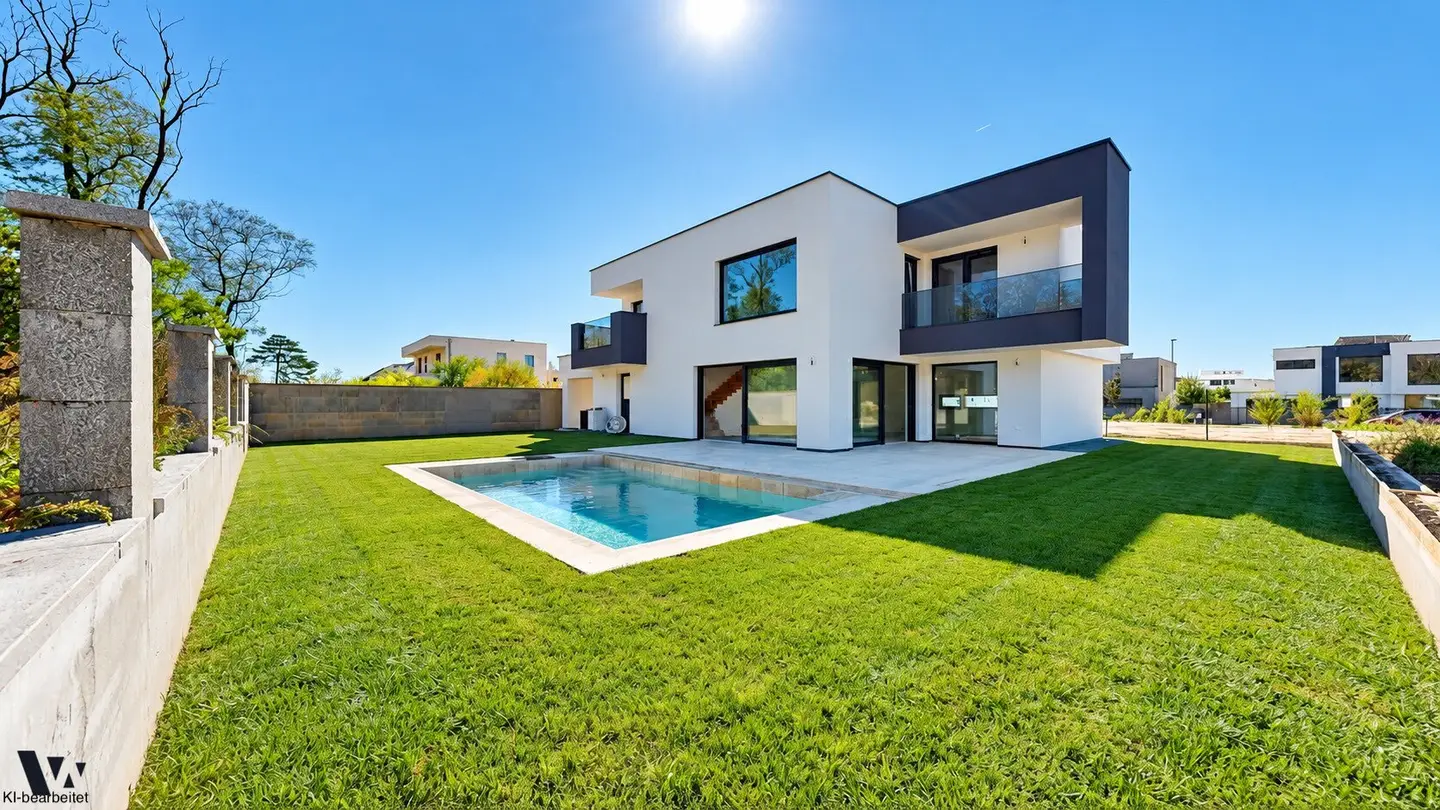 WOHNEN AM WALDRAND | BELAGSFERTIGES DESIGNERHAUS MIT POOL UND DOPPELGARAGE