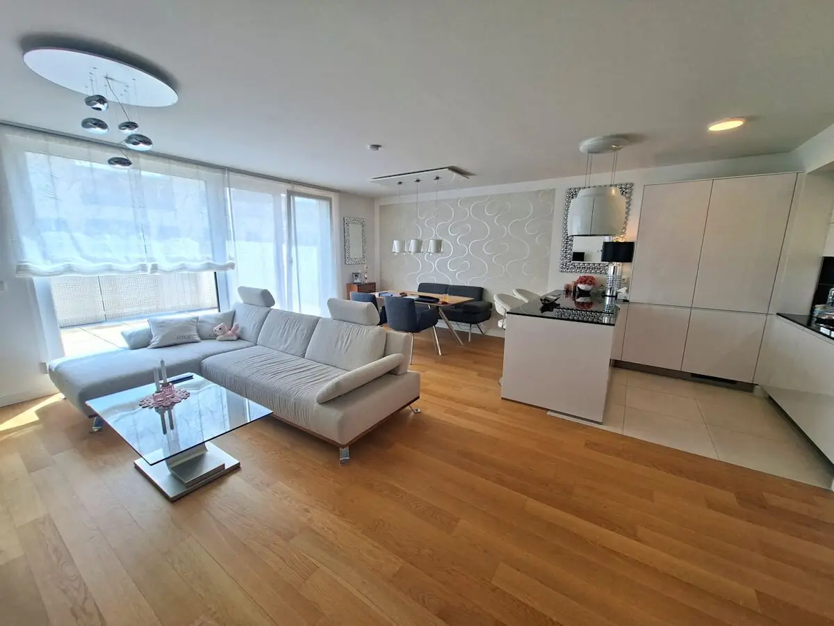 klimatisierter 3 Zimmer DG-Wohntraum mit Terrasse &amp; KFZ Garagenplatz in Aspern