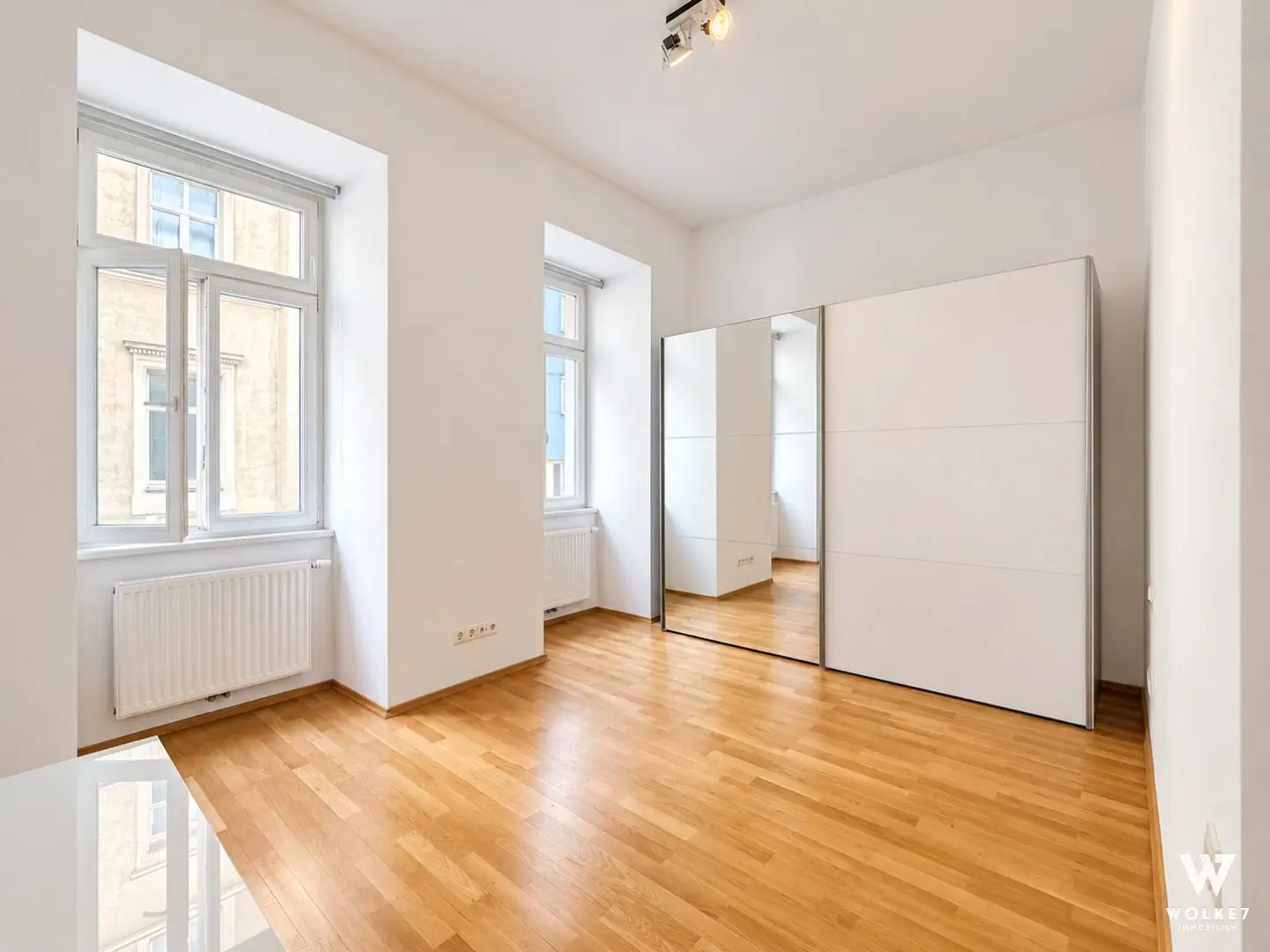 Charmante 2-Zimmer-Altbauwohnung mit großem Balkon in ruhiger Hoflage I U4 Nähe