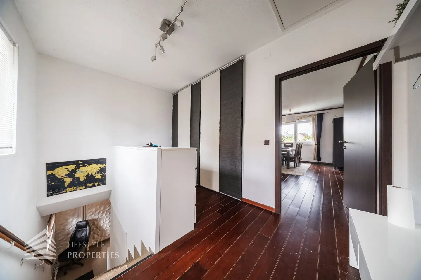 Mehr als ein Haus: stilvoll möbliertes Familiendomizil mit 42,1 m² Parkett-Wohnküche, Master-Suite &amp; Wellness-Garten – nahe Wien