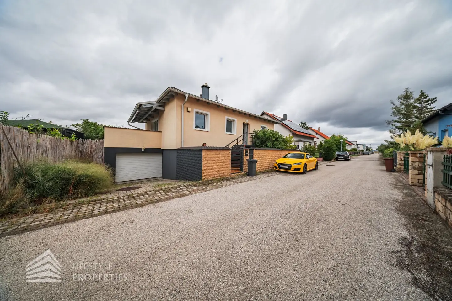 Mehr als ein Haus: stilvoll möbliertes Familiendomizil mit 42,1 m² Parkett-Wohnküche, Master-Suite &amp; Wellness-Garten – nahe Wien