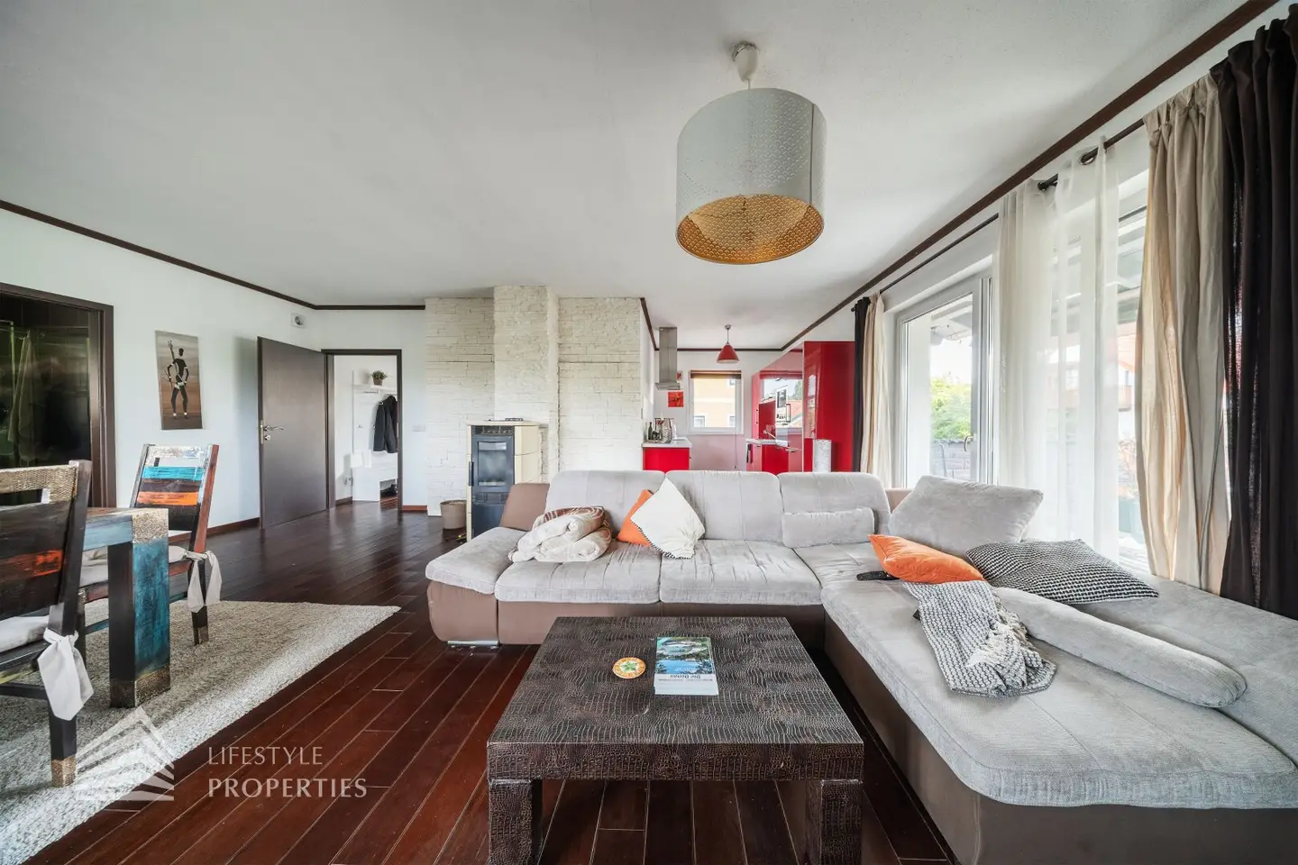 Mehr als ein Haus: stilvoll möbliertes Familiendomizil mit 42,1 m² Parkett-Wohnküche, Master-Suite &amp; Wellness-Garten – nahe Wien