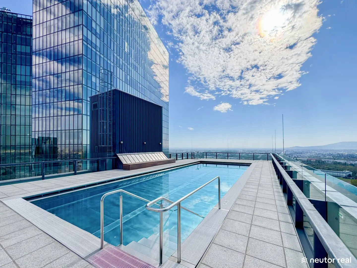Exclusive maisonette with panoramic view, rooftop pool and concierge at Wienerberg
