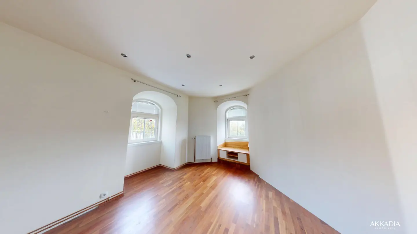 Charming old building apartment with 3 rooms and design potential