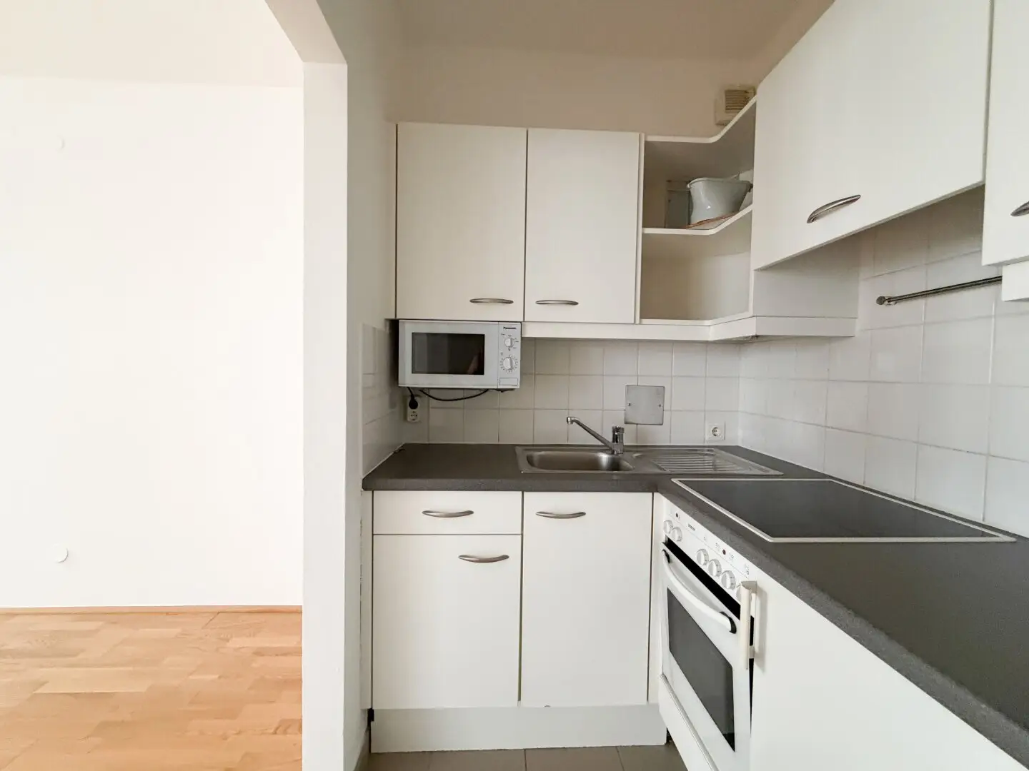 BOTSCHAFTSVIERTEL: HELLE 1-ZIMMER-WOHNUNG MIT SEPARATER KÜCHE NAHE MODENAPARK
