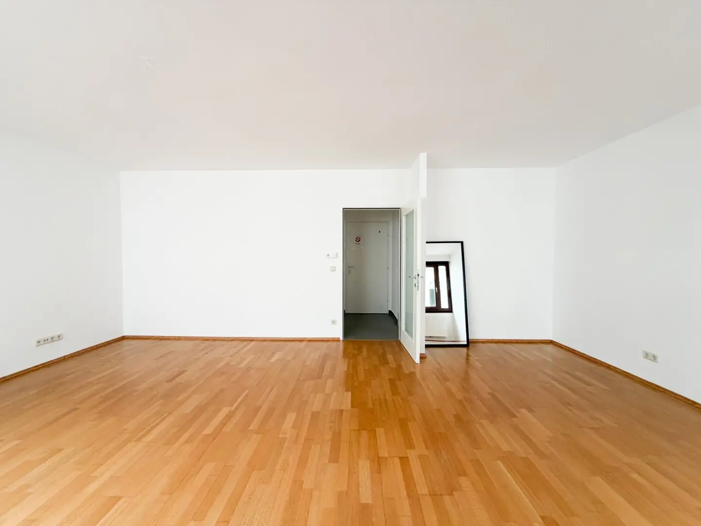 BOTSCHAFTSVIERTEL: HELLE 1-ZIMMER-WOHNUNG MIT SEPARATER KÜCHE NAHE MODENAPARK